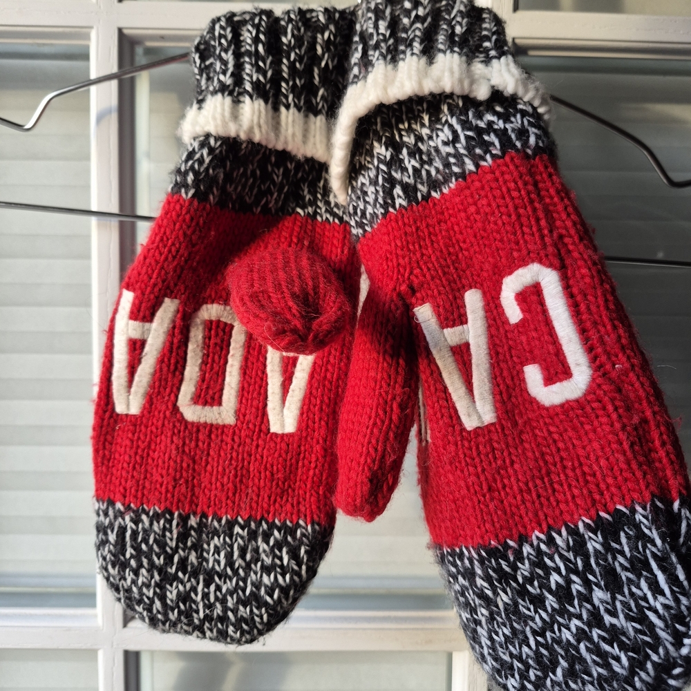 HBC Maple Leaf Mittens And Hat Set - Picture 2 of 6